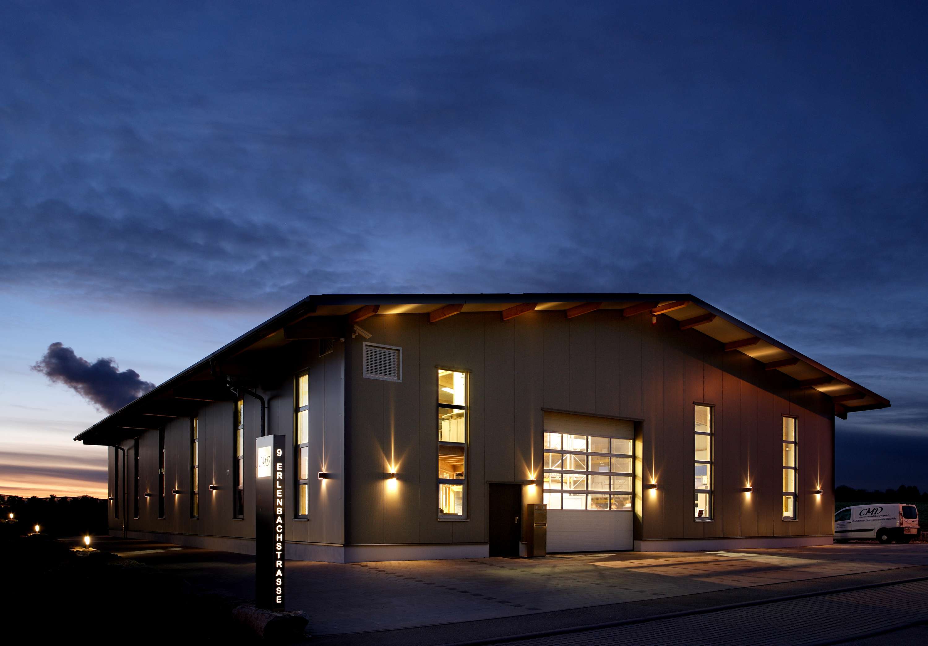 Abendaufnahme des CMD Creativ Metalldesign Gebaeudes in Ilsfeld.