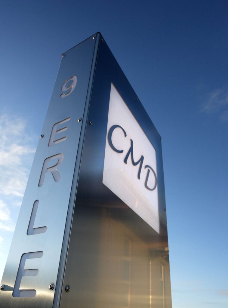 Metallisches Schild von CMD Creativ Metalldesign in Ilsfeld vor blauem Himmel